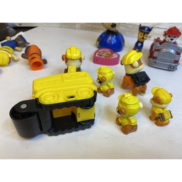 Mixed Lot 33 Pieces Paw Patrol Figures Vehicles Cookie Cutters Finger Puppets &c - Picture 8 of 16